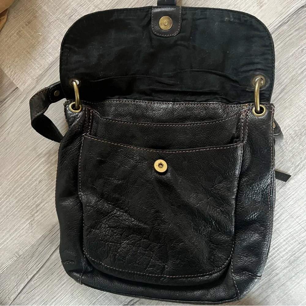 Fossil Vintage Black Leather Shoulder Bag with Brass Hardware! See All Pics.